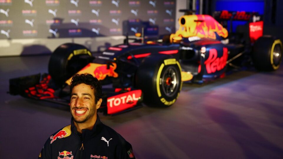 Red Bull Racing Reveal Their 2016 Formula One Livery