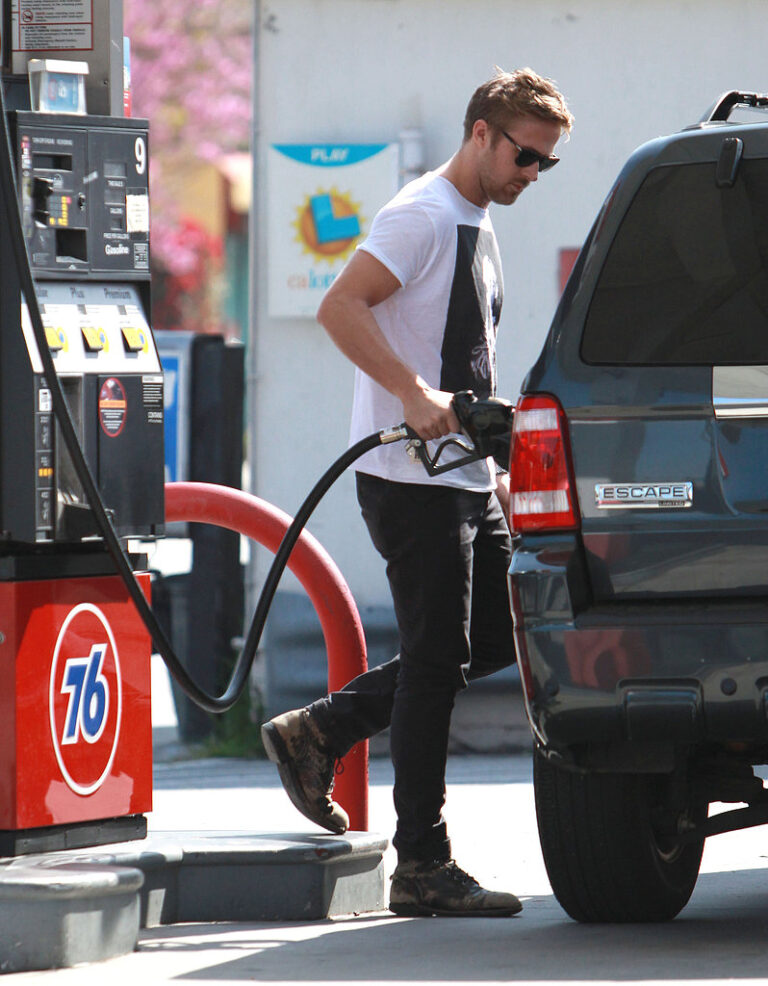 Ryan Gosling Shows You The Right Way To Rock Work Boots In Public