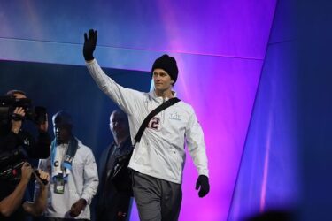LeBron James &amp; Tom Brady Share Man-Love For This Oversized Winter Accessory