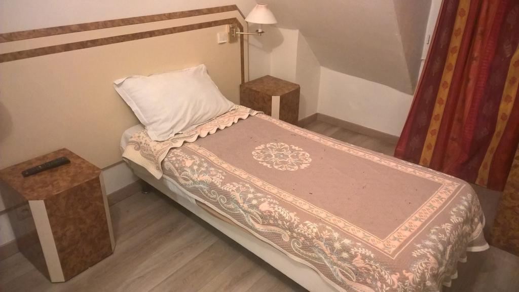 The Most Hilarious Reviews Of Paris' Worst Hotels