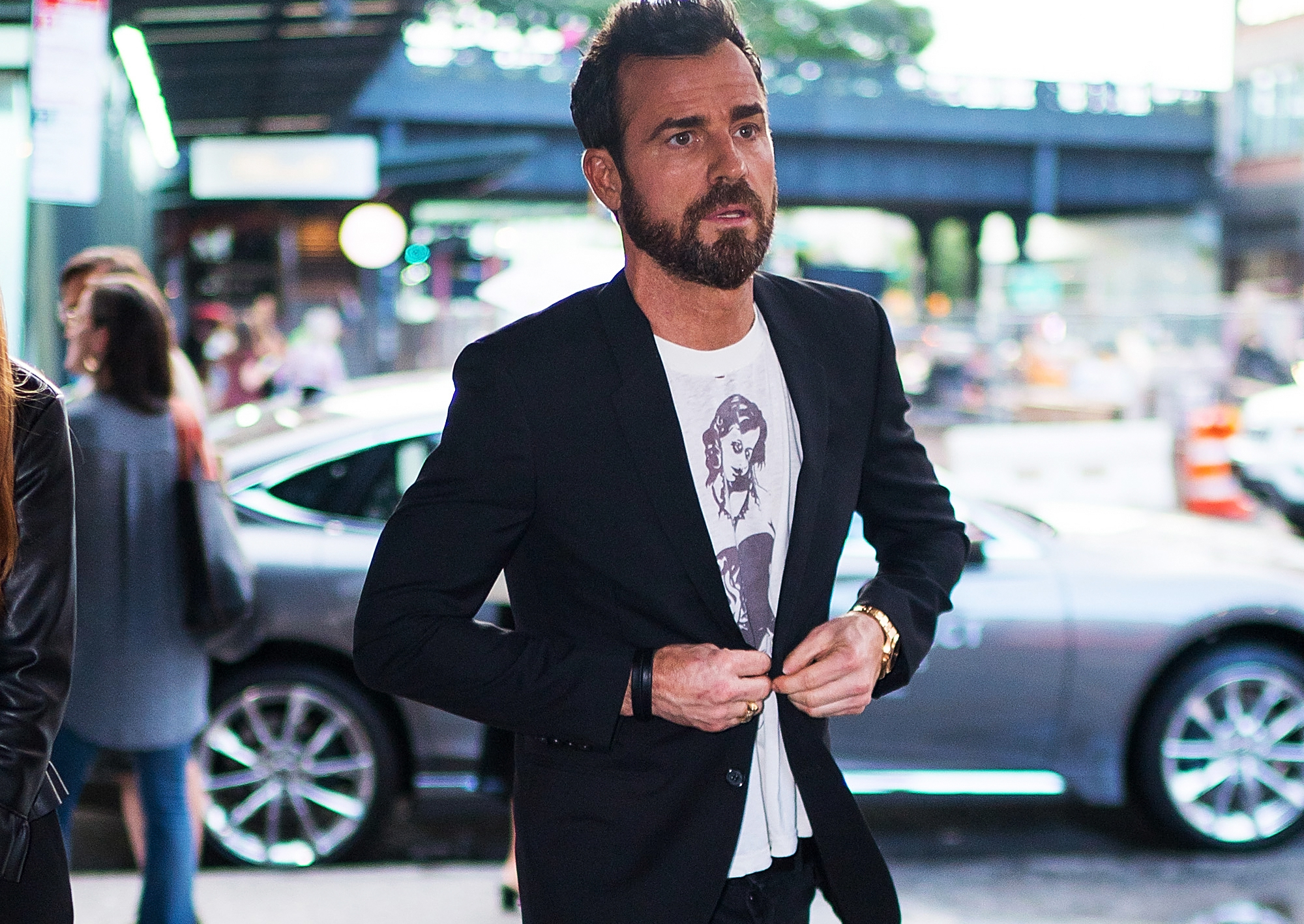 Justin Theroux's Epic NYC Boots & Blazer Combo Is A Winning Style Staple