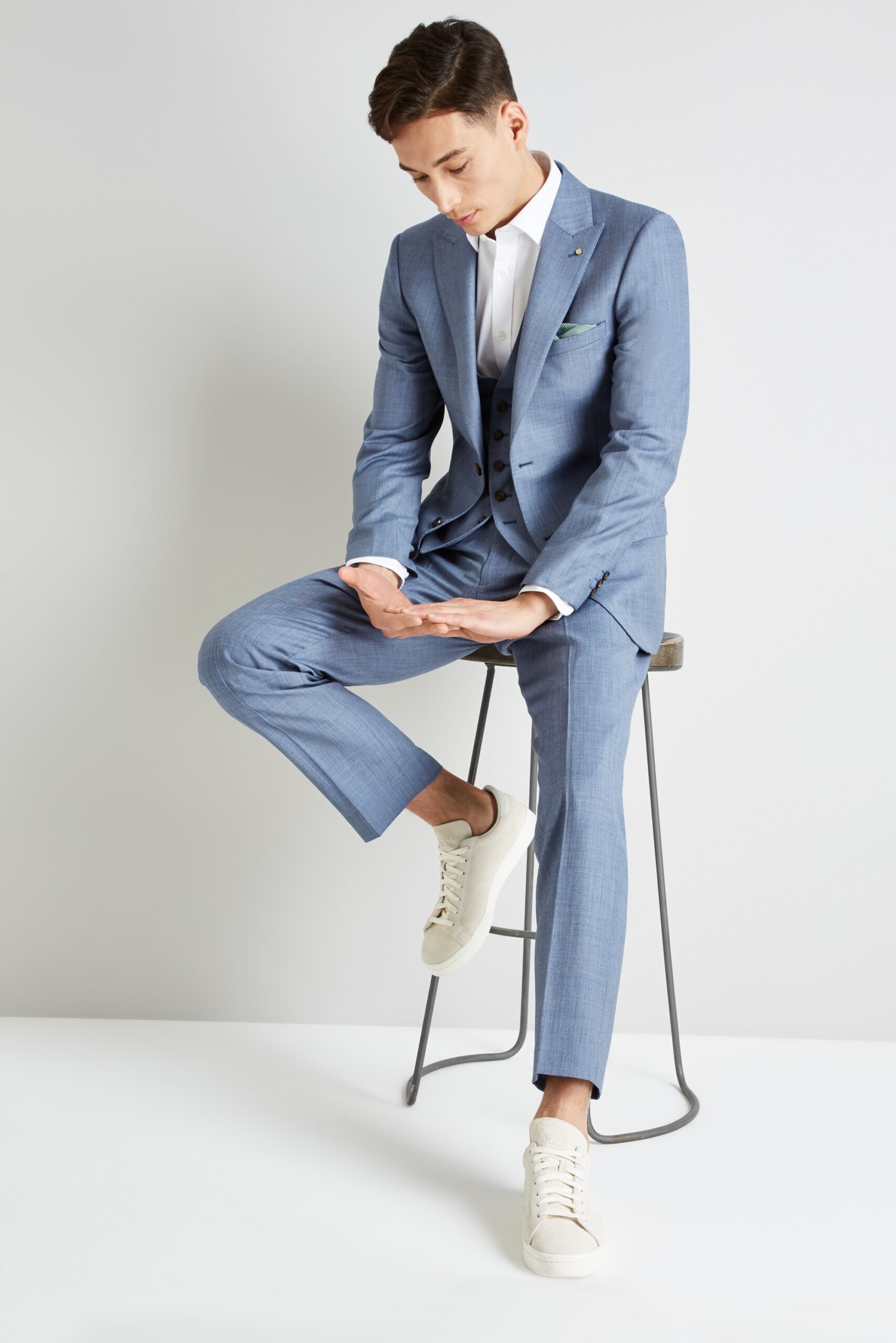 How To Wear A Light Blue Suit Modern Men's Guide