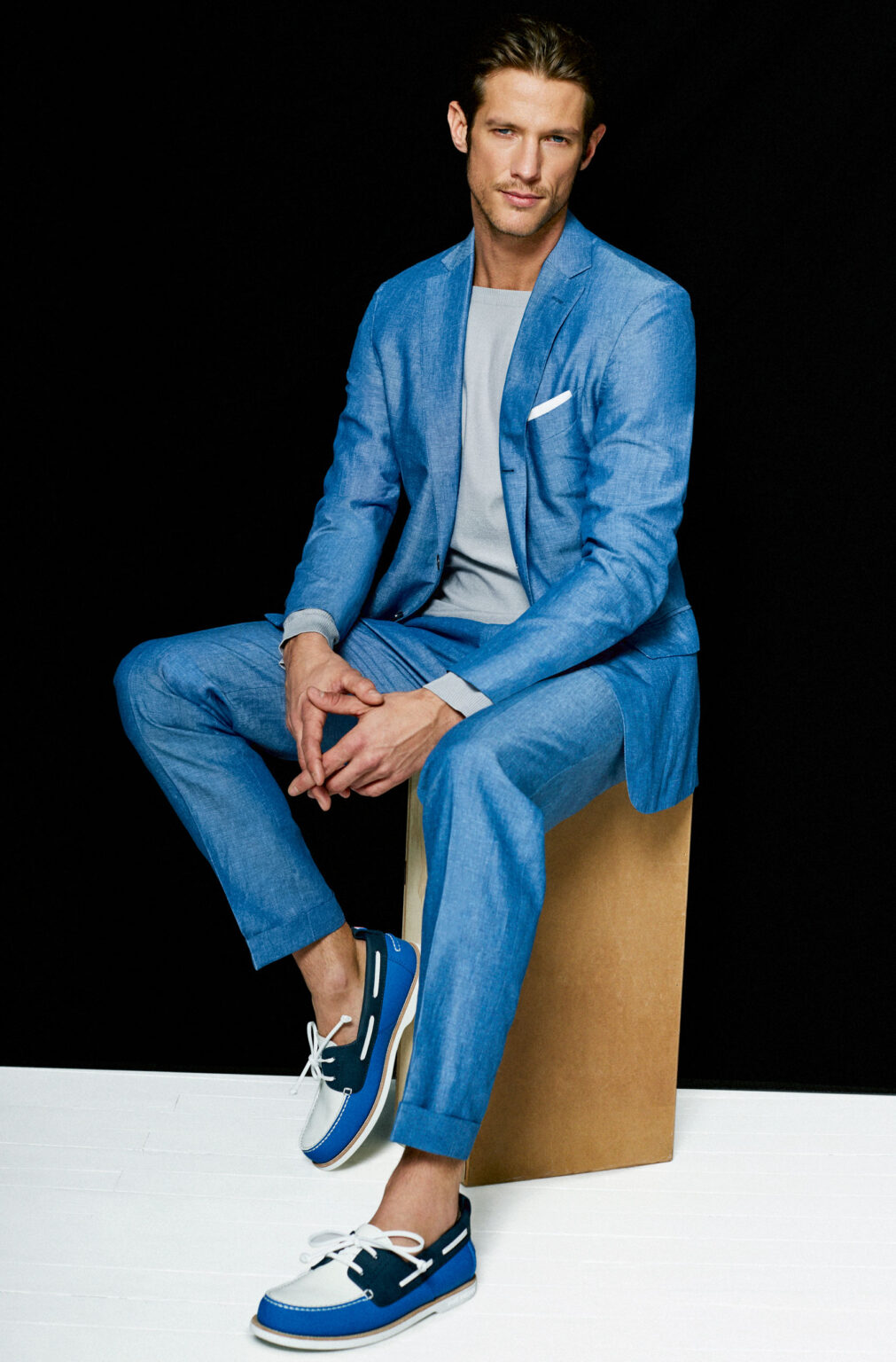 How To Wear A Light Blue Suit Modern Men's Guide