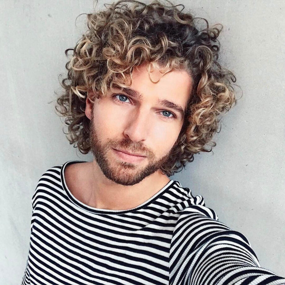 96 Curly Hairstyles & Haircuts For Men [2021 Edition]