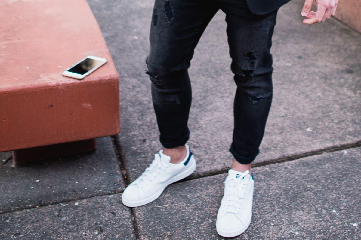 white sneakers dark jeans