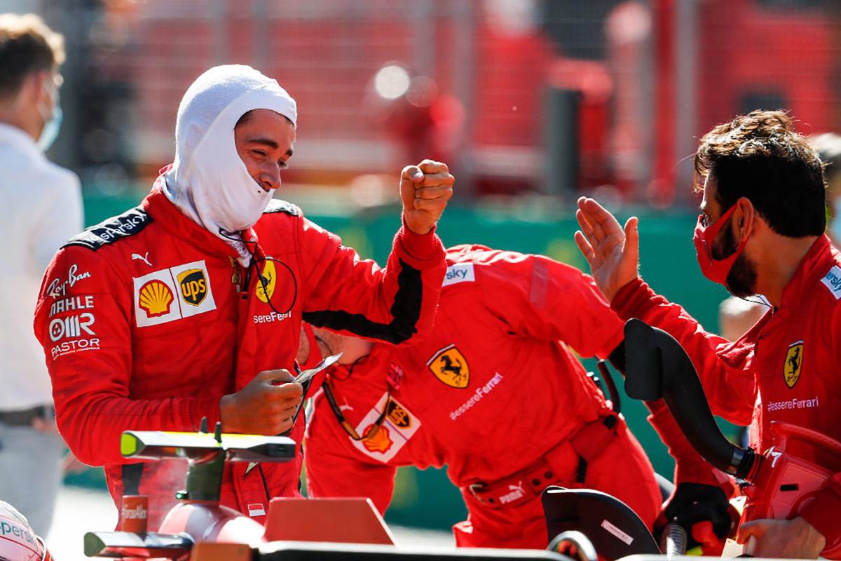 Awkward Handshake: Formula One Photo Captures Problem Every Man Must Endure In 2020