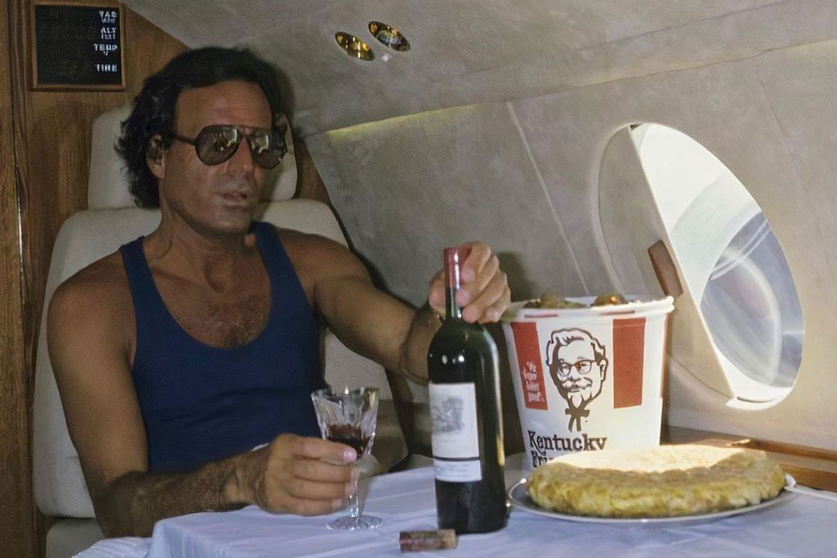 Julio Iglesias: Epic 1986 Photo Shows What’s Missing From First Class Travel In 2020
