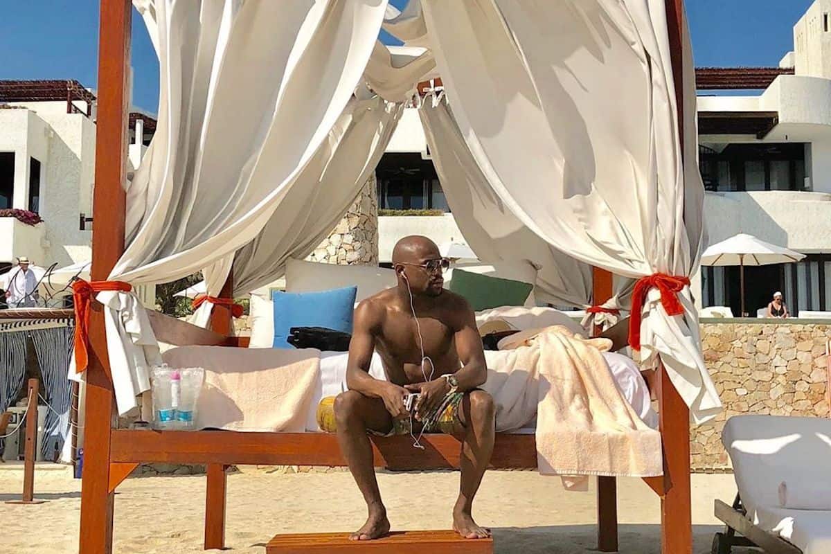 Floyd Mayweather Holiday Snaps Prove 2020 Is A Breeze For Some