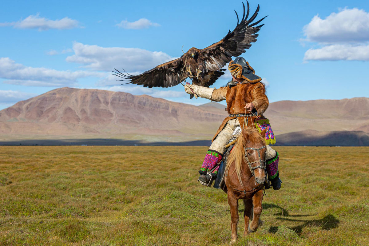 Dreamboat Mongolian Eagle Hunter Sets Internet Hearts Aflutter