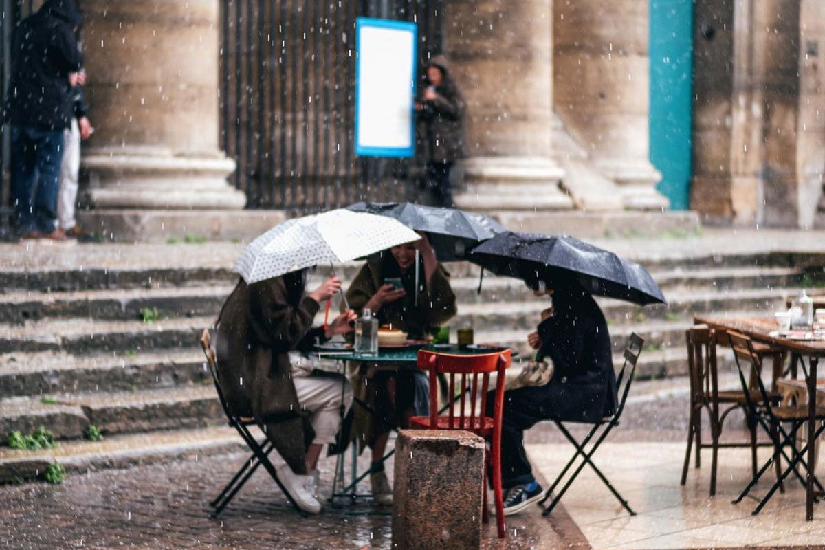 Incredible Photo Shows Parisians' Epic Commitment To Coffee