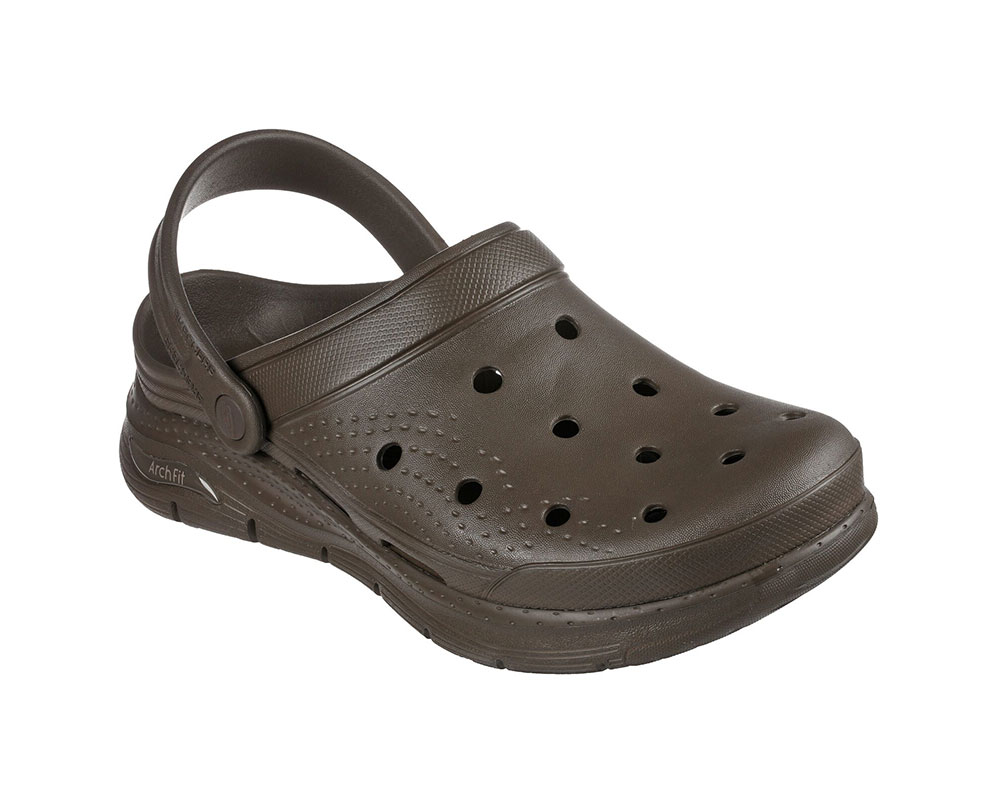 15 Best Men's Clogs For Function & Fashion [2023]