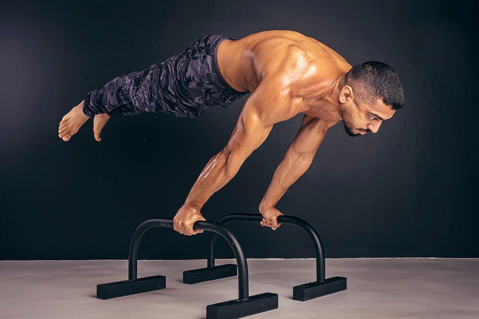 Man's Calisthenics Handstand Leaves Stunned