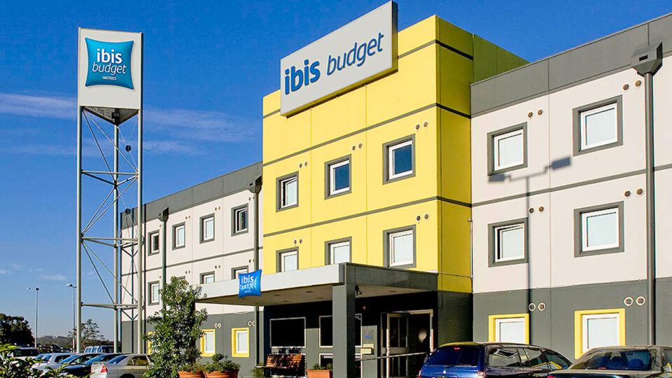 Inside Melbourne's 'Worst Hotel' I Tried It So You Didn't
