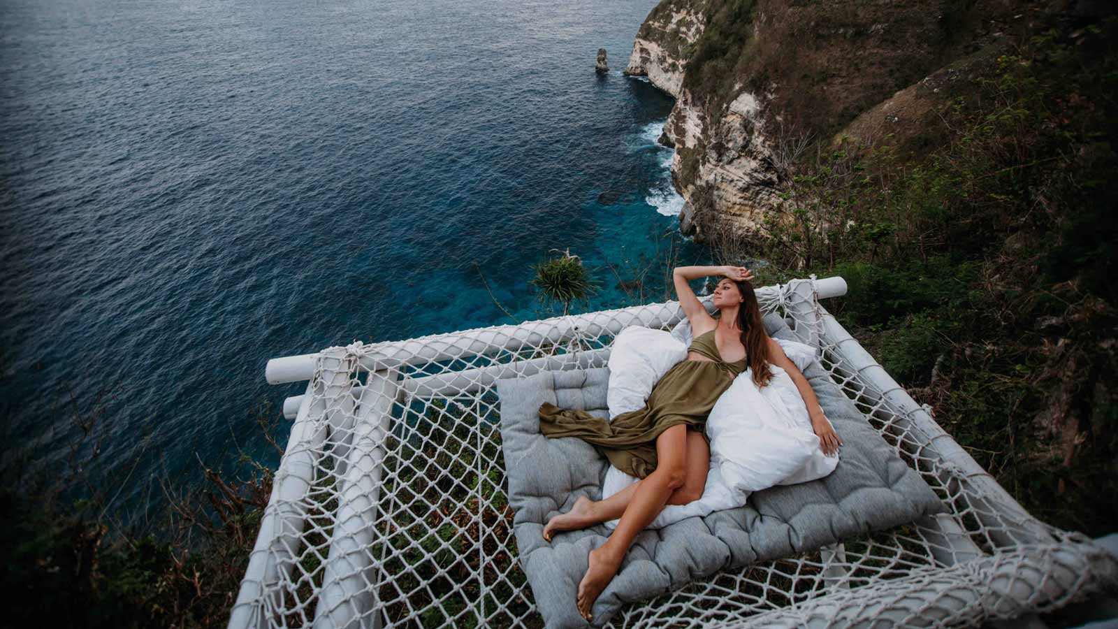 Terrifying 'Clifftop Bungalow' In Bali Has Travellers Losing Their Minds