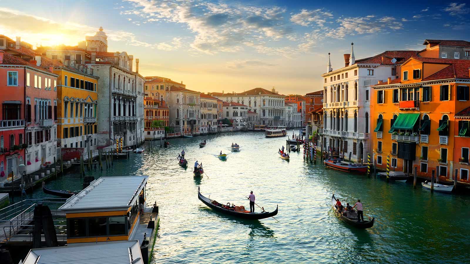 Australian Tourists Fined $4,000 For ‘Skurfing’ Through Venice