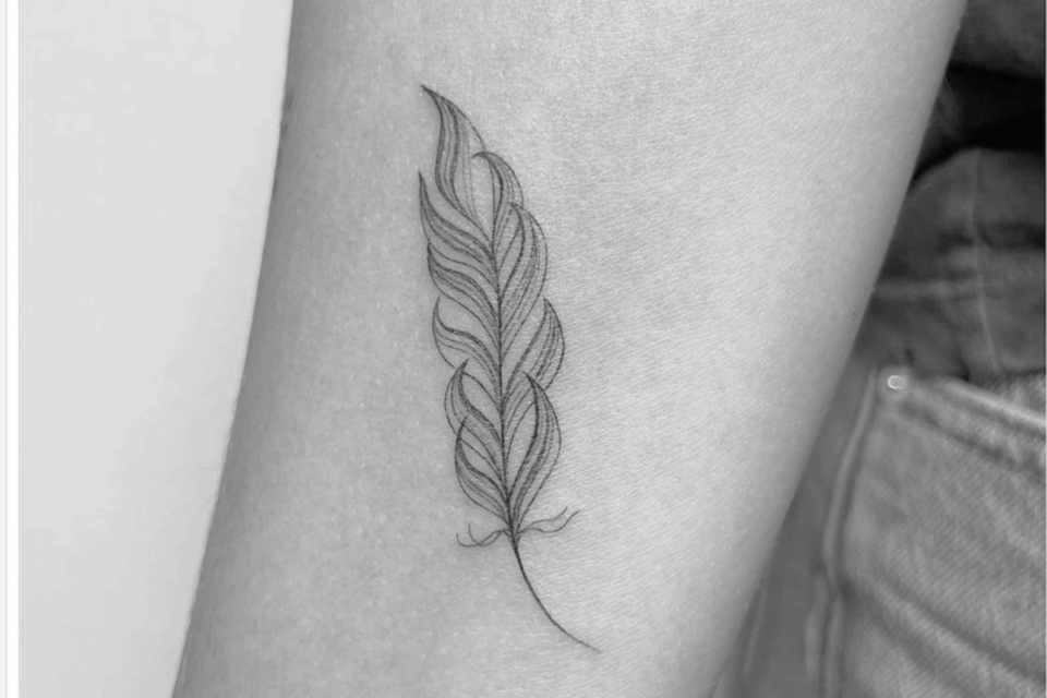 Feather Small Tattoo Source @winterstone vai Instagram