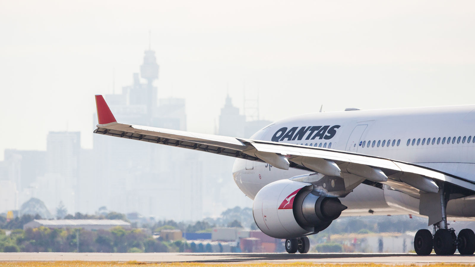 qantas airbus a330 sydney airport 1600