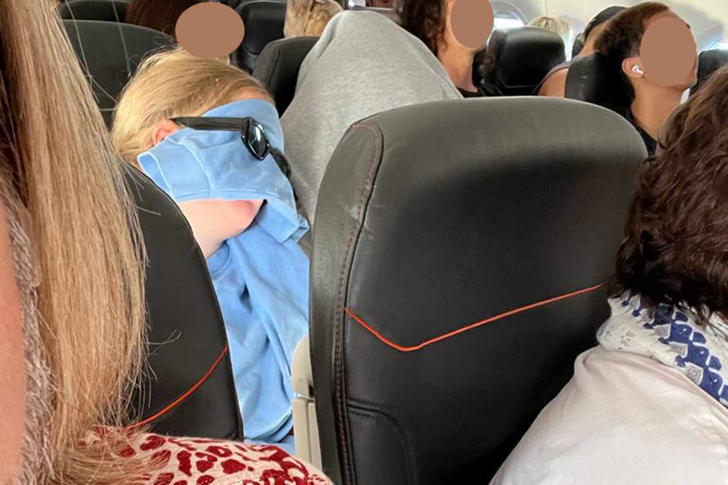 Jetstar Passenger Reveals ‘Genius’ Way To Sleep Without A Eyemask