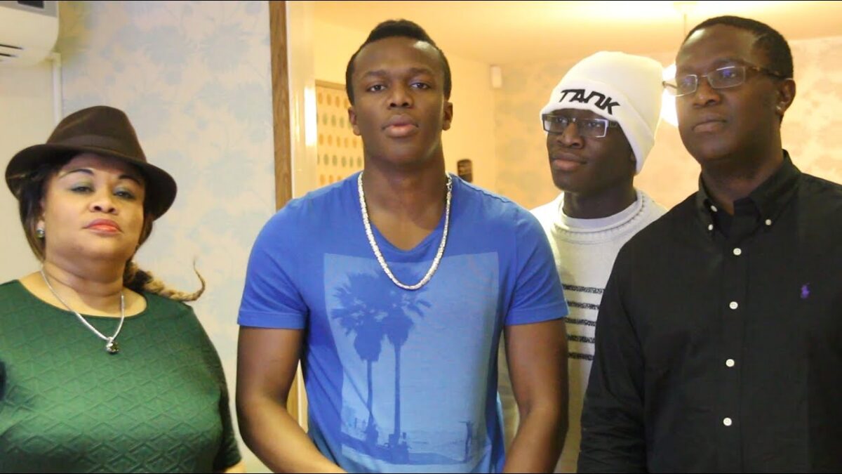 KSI chilling with his family.