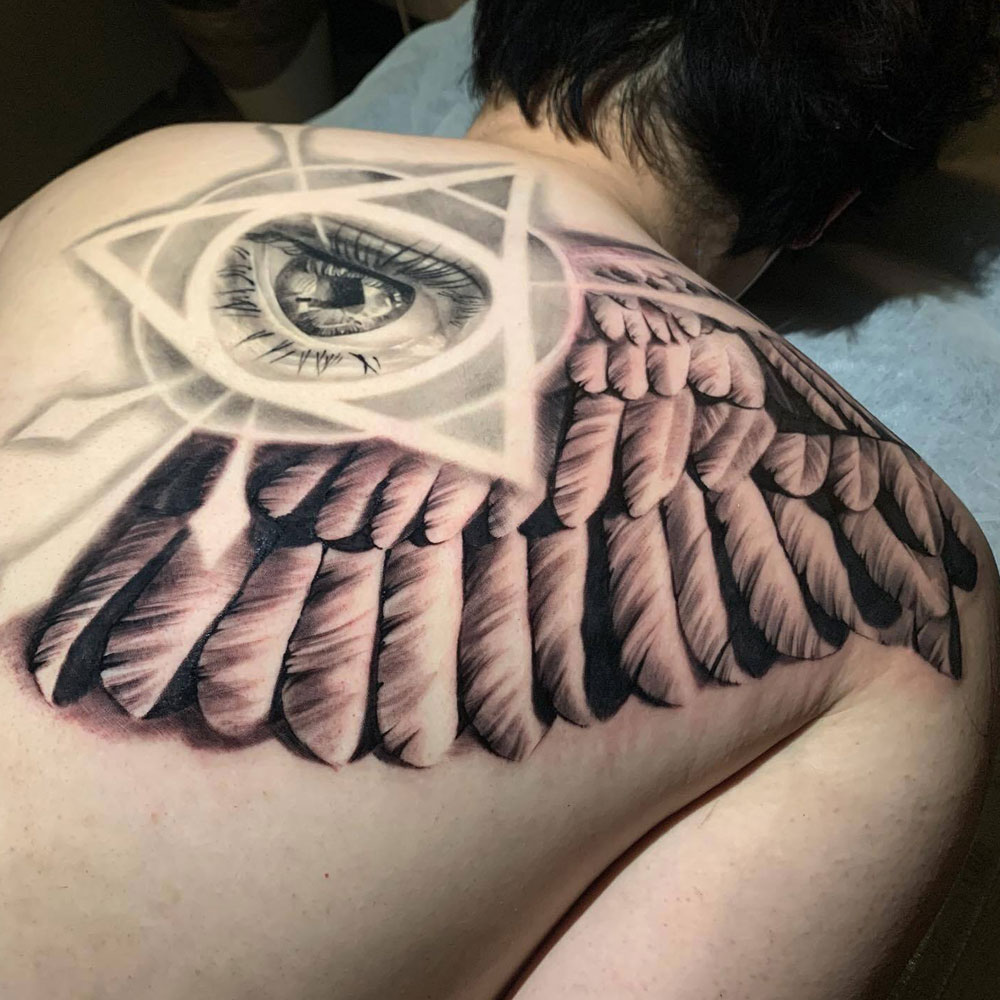 Feather Shoulder Tattoos @oowanyuoo via Instagram