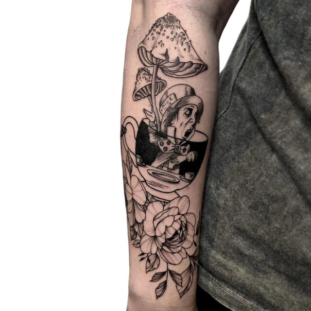 Alice no país das maravilhas tatuagem no braço