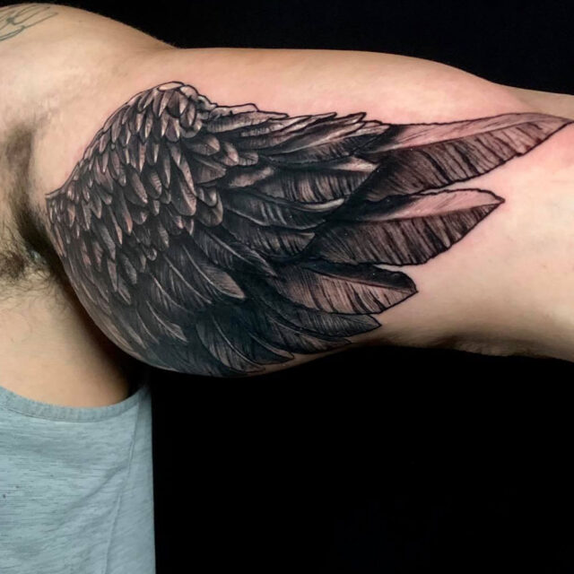 Tatuagem de braço de asa de anjo