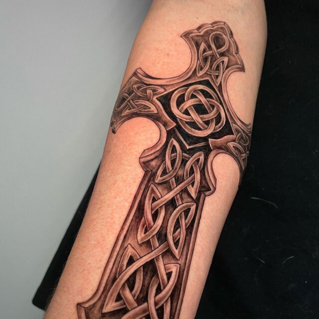 tatuagem de cruz de braço