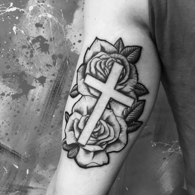 tatuagem de cruz de braço