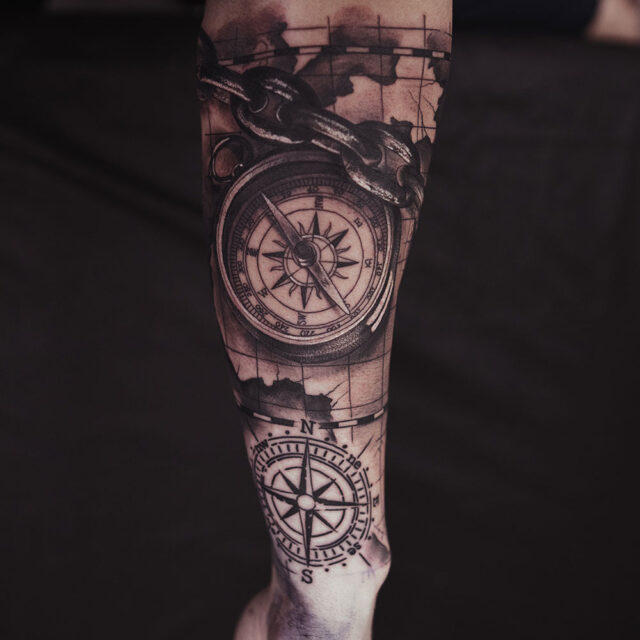Tatuagem de bússola no braço