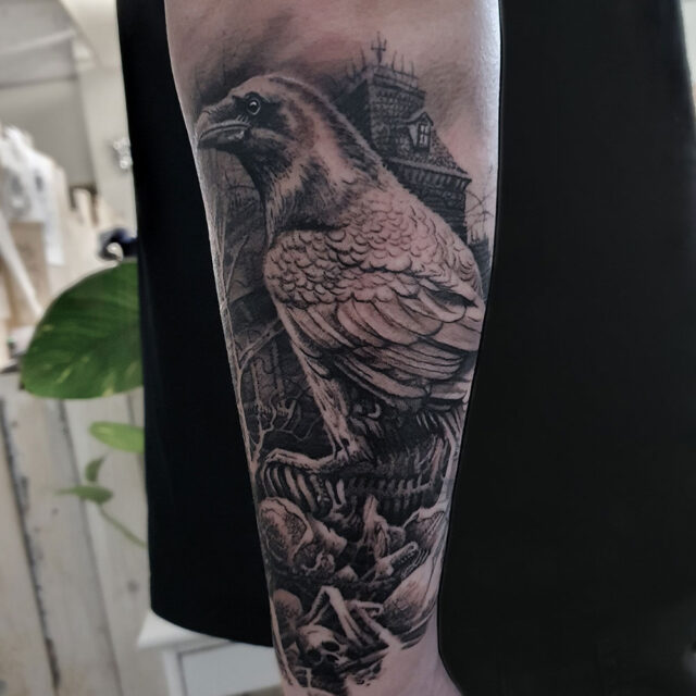 Tatuagem de braço de corvo