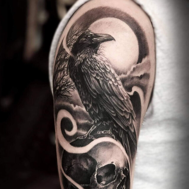 Tatuagem de braço de corvo