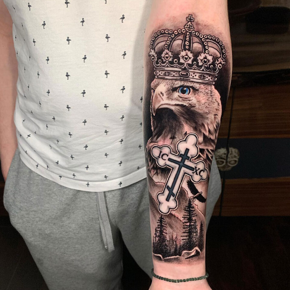 Crown Tattoo Source @kopuz_kopuz via Instagram