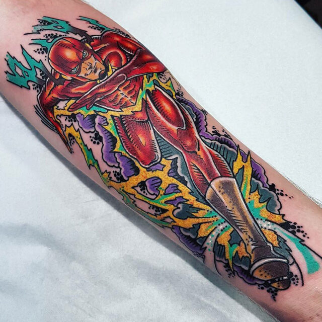 DC tatuagem no braço