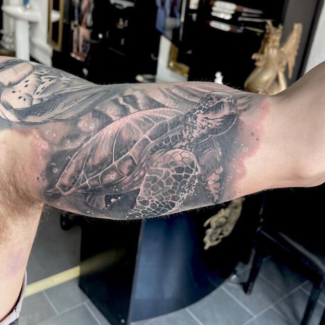 Tatuagem detalhada na parte interna do braço