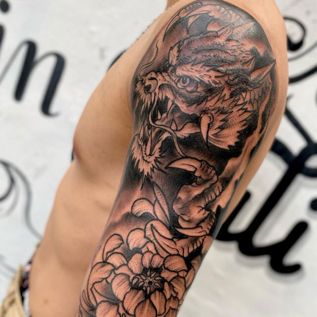Tatuagem de dragão no braço