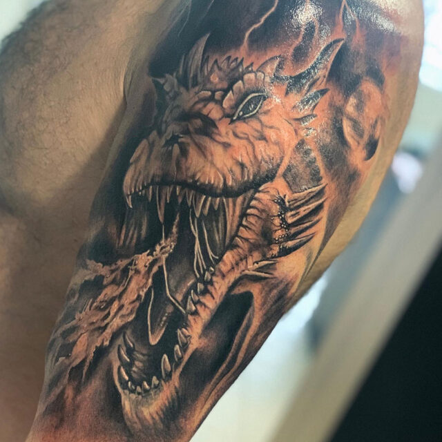 Tatuagem de dragão no braço