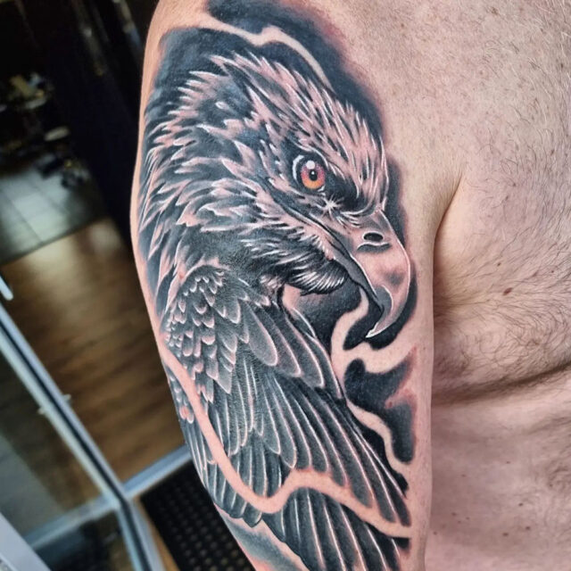 Tatuagem de braço de águia