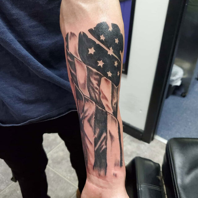 Tatuagem de braço de bandeira