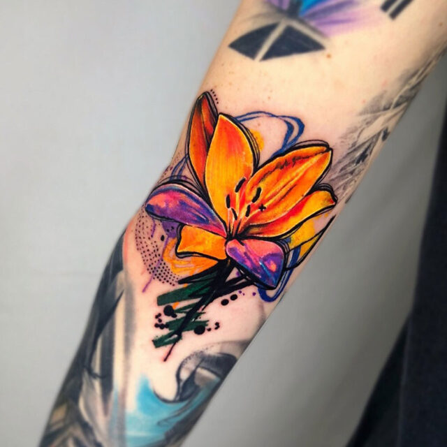 Tatuagem de flor nas costas do braço