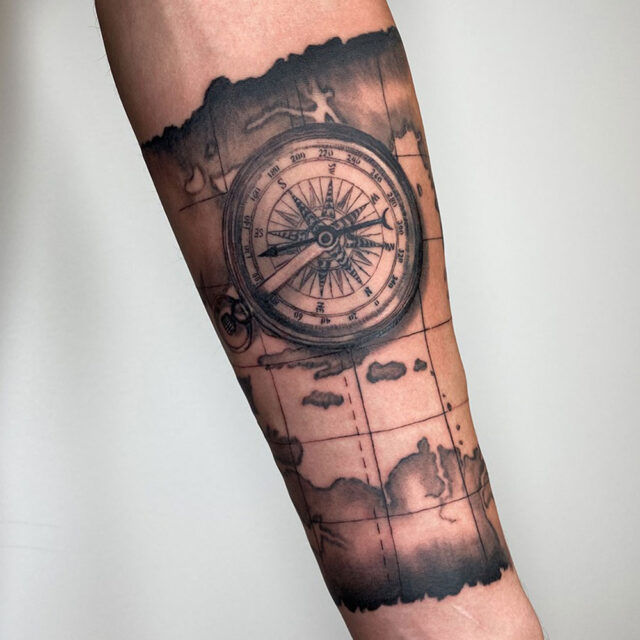 Tatuagem geográfica no braço