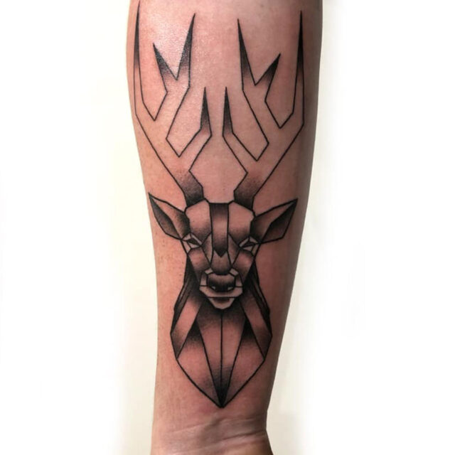 Tatuagem de braço de rena geométrica