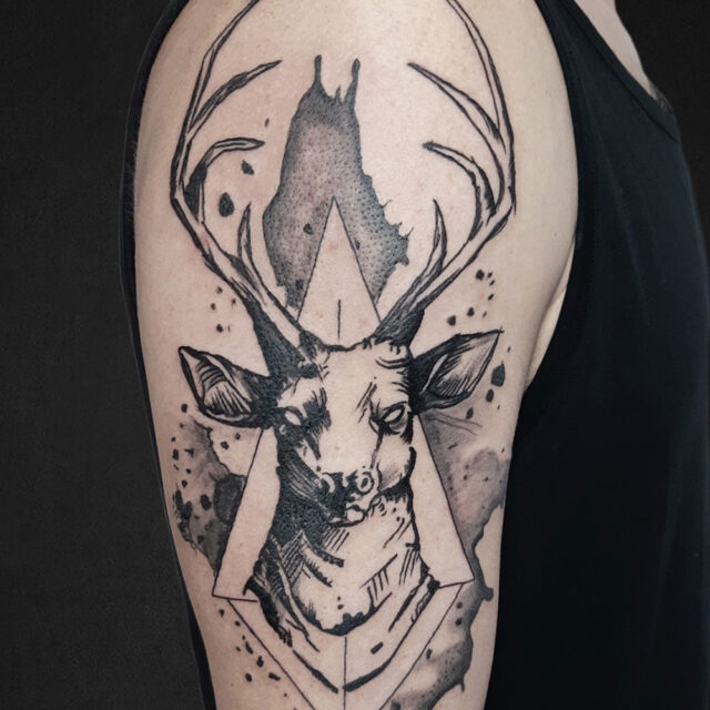 Tatuagem geométrica de braço de rena