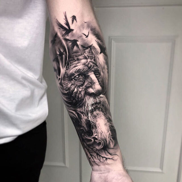 Tatuagem de braço de deus ou deusa