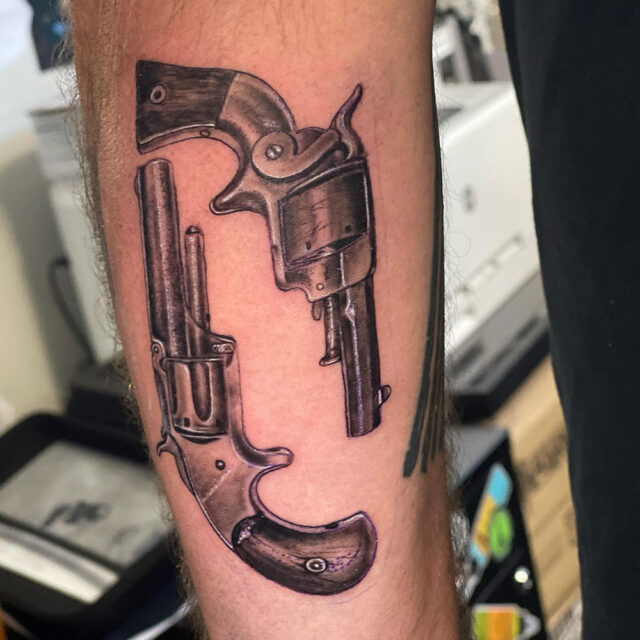 Tatuagem de braço de arma