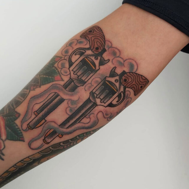 Tatuagem de braço de arma