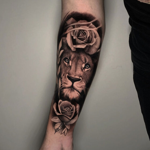 Tatuagem de braço de leão