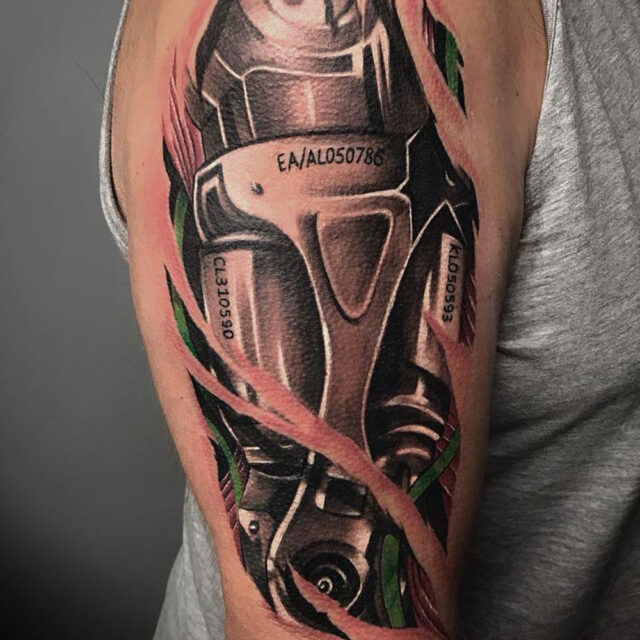 tatuagem de braço mecânico