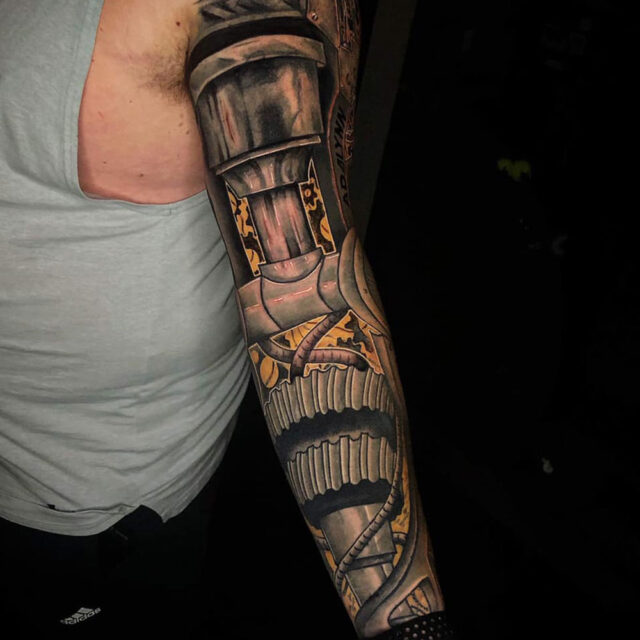 tatuagem de braço mecânico