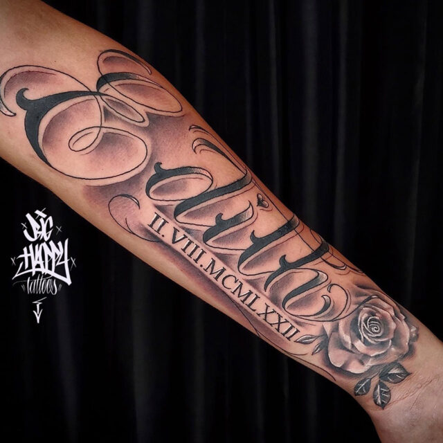 Tatuagem de braço com nome