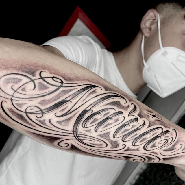 Tatuagem de braço com nome